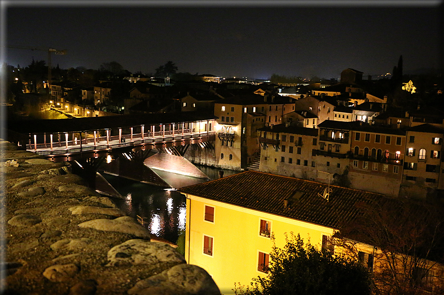 foto Bassano del Grappa di notte